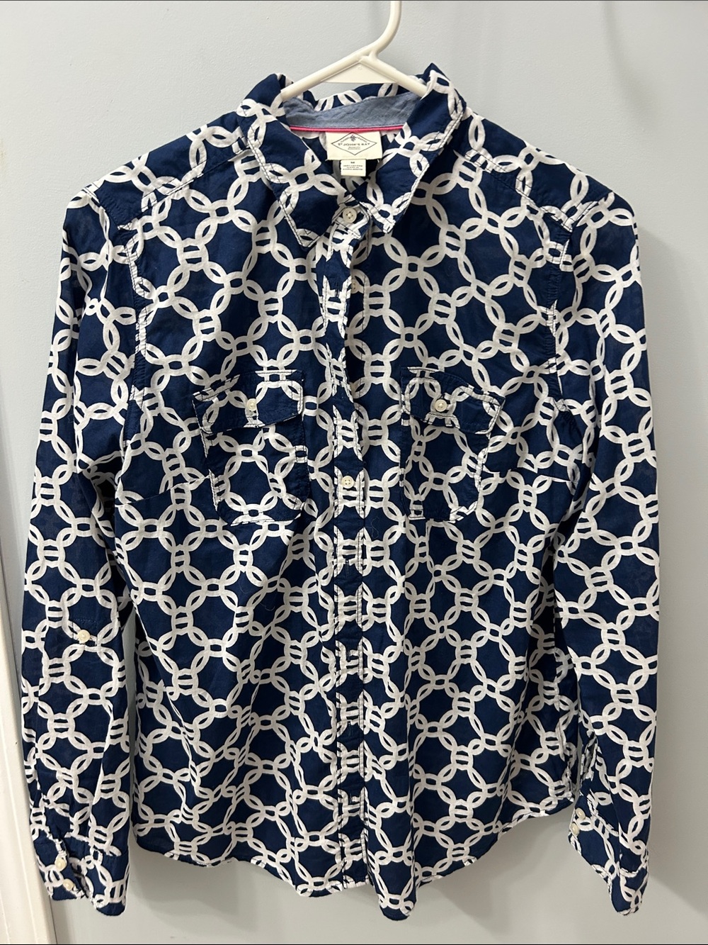 St John’s Bay Navy and White Chain-Pattern Button-Down Shirt Size Medium